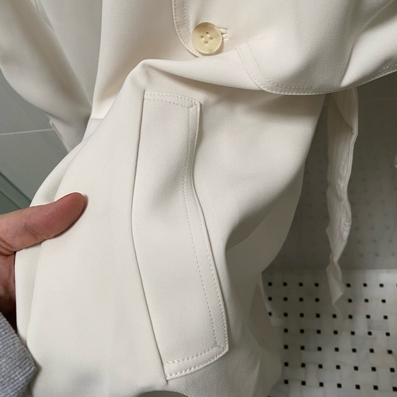 NWT soft white Theory belted “perfect raglan trench” coat - Picture 10 of 16